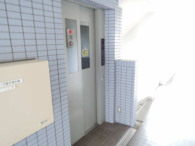 ヒルズヤマザト 4階 エレベーター