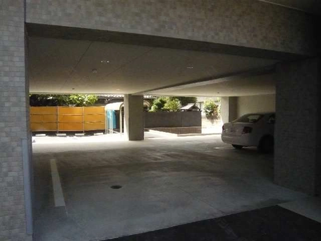 屋根付駐車場（5台）