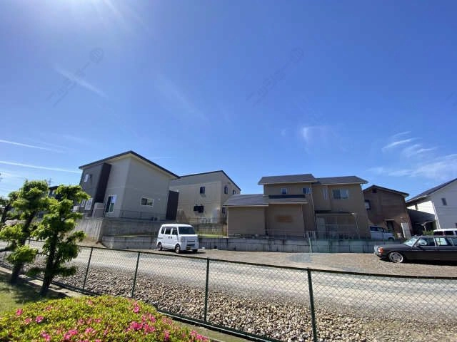 敷地外砂利駐車場