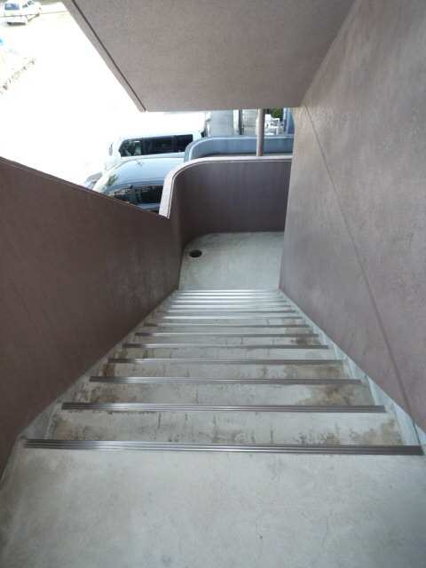 ドミール大西 2階 階段