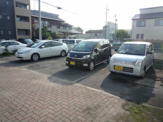 パインハウス 1階 駐車場