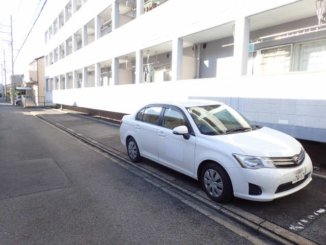 パインハウス 1階 駐車場