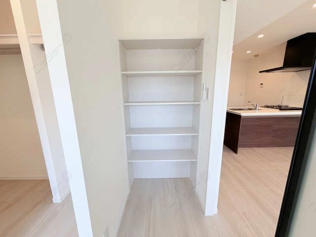 ベランダ側洋室収納