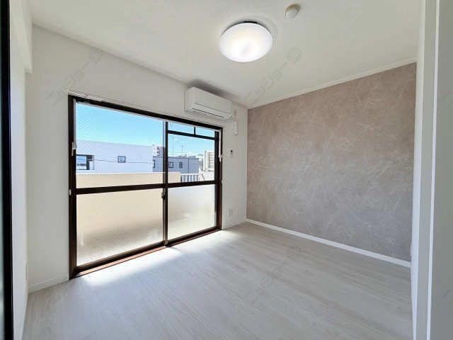 ベランダ側洋室