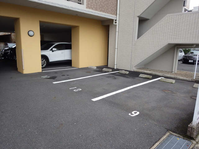クレアーレ浅井 5階 駐車場