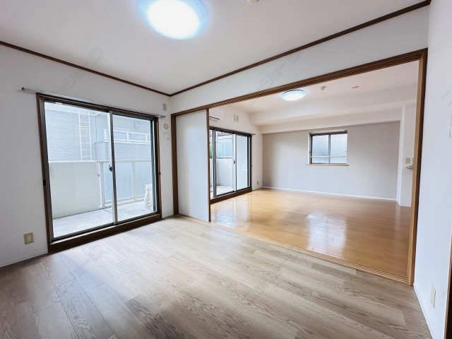 リビング横洋室