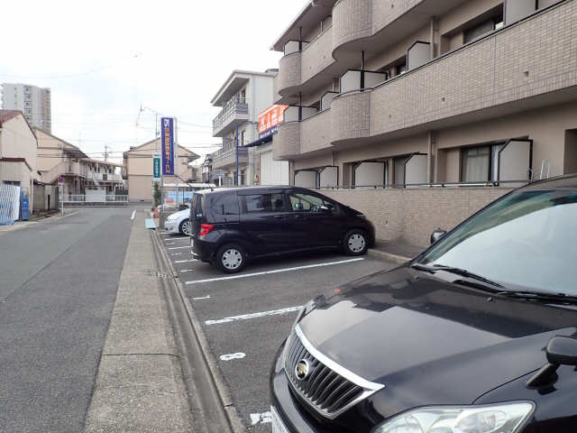 ハピネス高畑 1階 駐車場