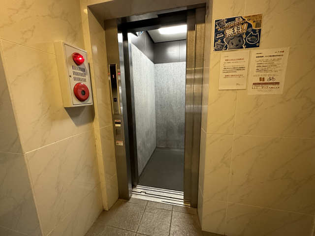 ラ・ナチュール 7階 エレベータ