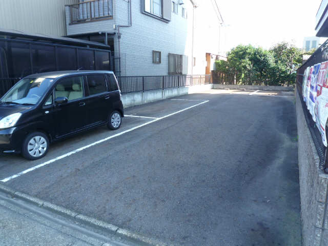 サリチェ八田 1階 駐車場