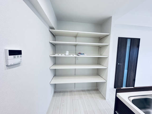 キッチン横オープン収納