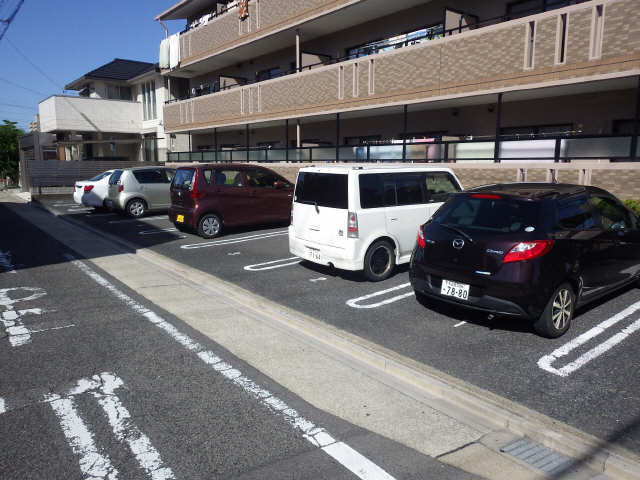 アメニティー八田 1階 駐車場