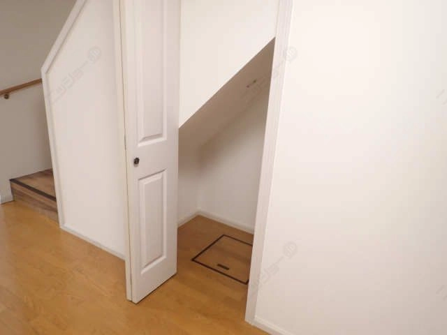 収納(階段下)
