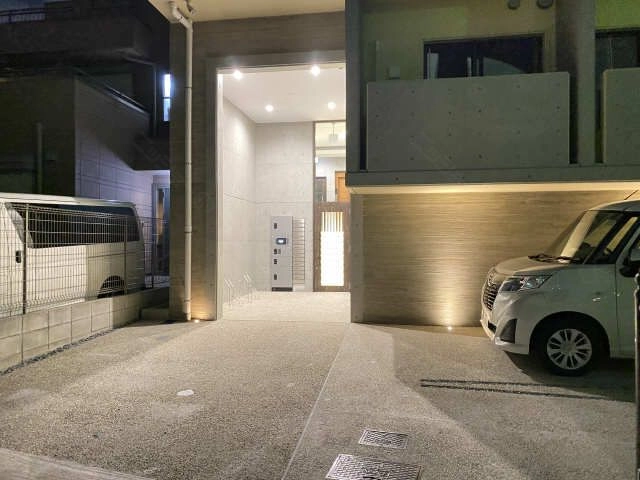 エントランス（夜間撮影）