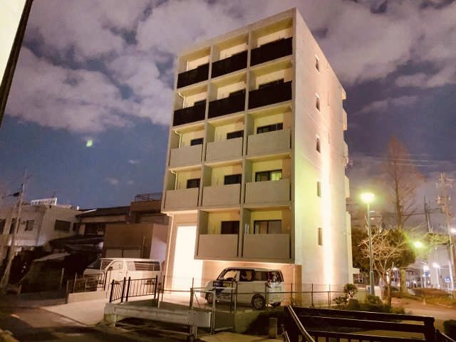 外観写真（夜間撮影）