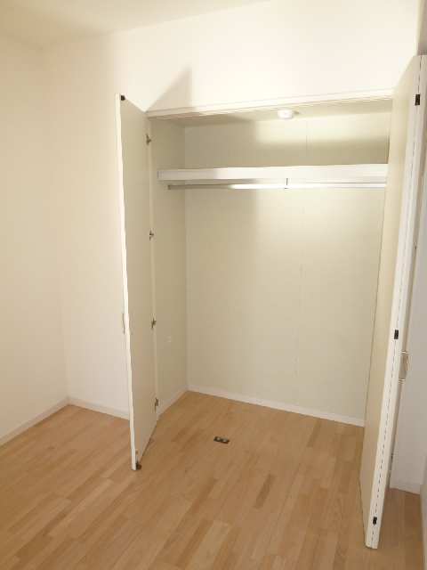 中洋間収納