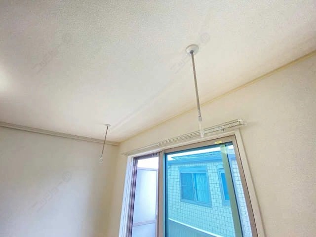 室内洗濯物干し竿掛け