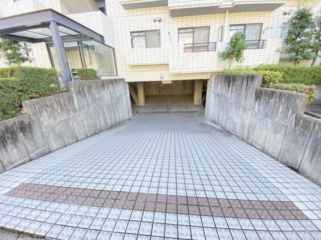 屋根有駐車場入口