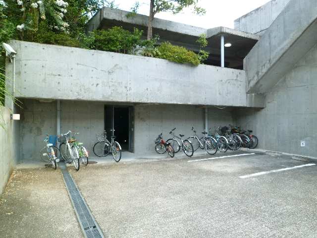 タウン唐山Ｆ棟 1階 駐輪・駐車場