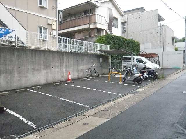 ジュネス園山 1階 駐車・駐輪場