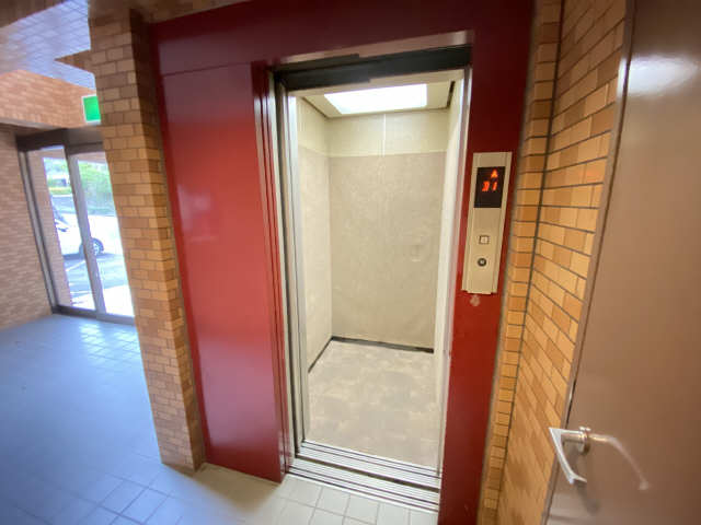 ラ・メゾンクレール 3階 エレベーター