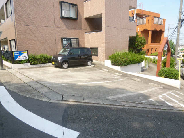 キャメル山の手 3階 駐車場