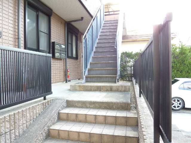 ハウスフォア 1階 階段