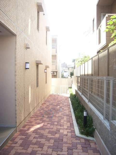 北側エントランス通路