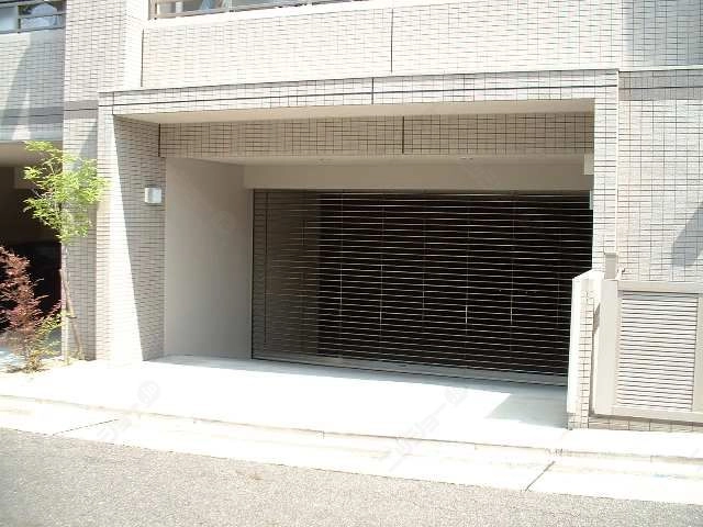 シャッター付駐車場