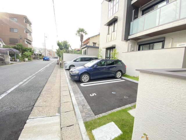 ブランノワール 2階 駐車場