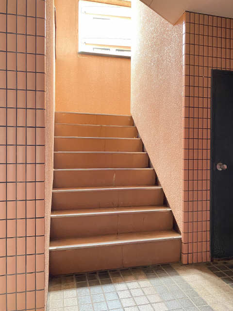シェラトン赤塚 2階 階段