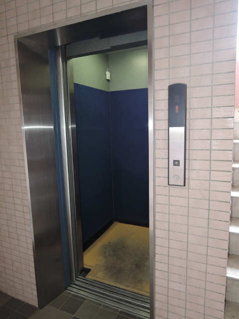 ファミーユ日新 3階 エレベーター