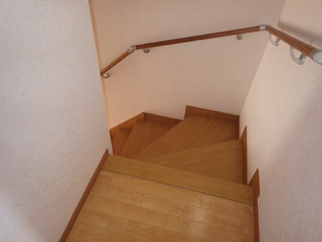 メリーシャトレーン 2階 階段