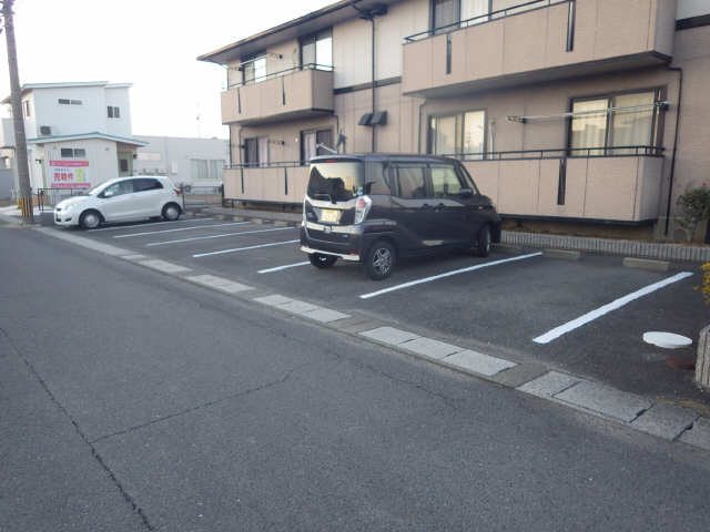 ライズワールド 1階 駐車場