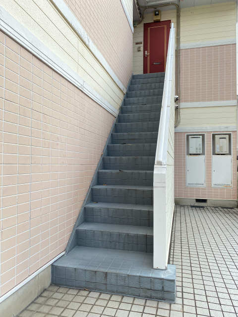 グランディア琴塚 2階 階段