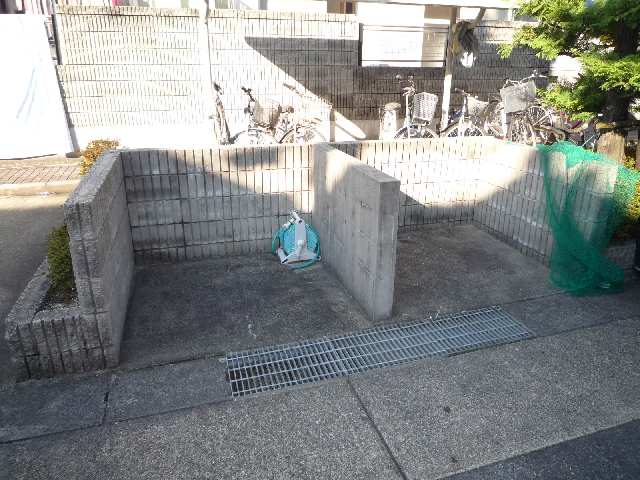 ごみ置�場