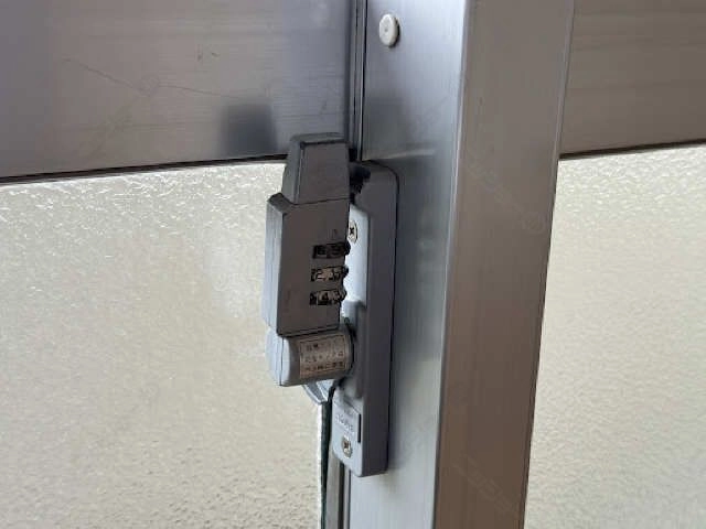 窓のロックは暗証番号付き
