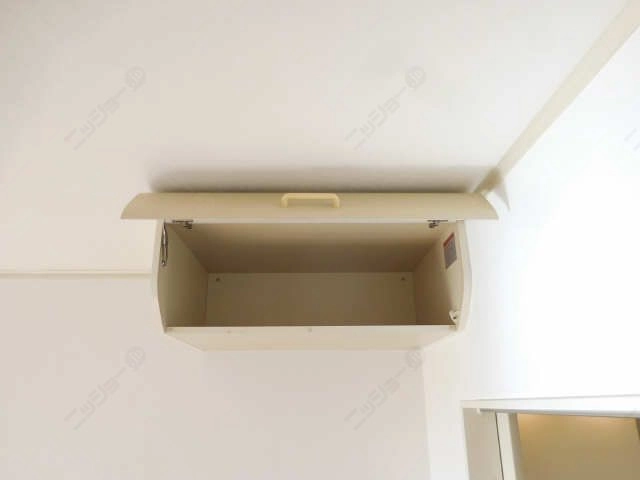 洋間天井収納