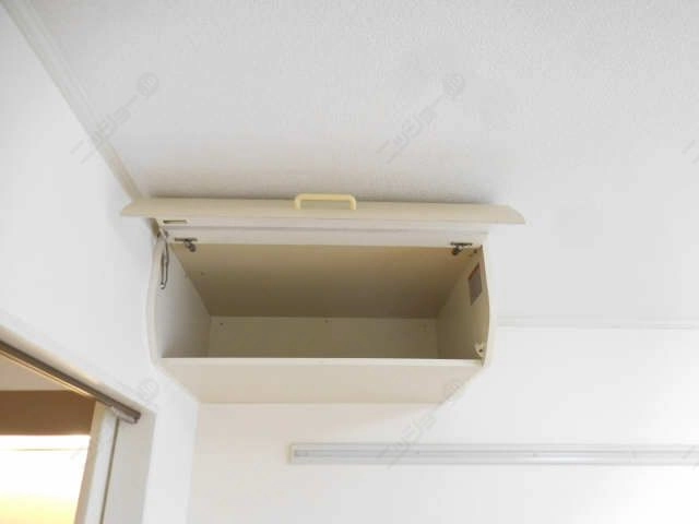 洋間天井収納