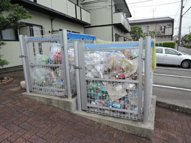 ジュネストーコー 2階 ゴミ捨場