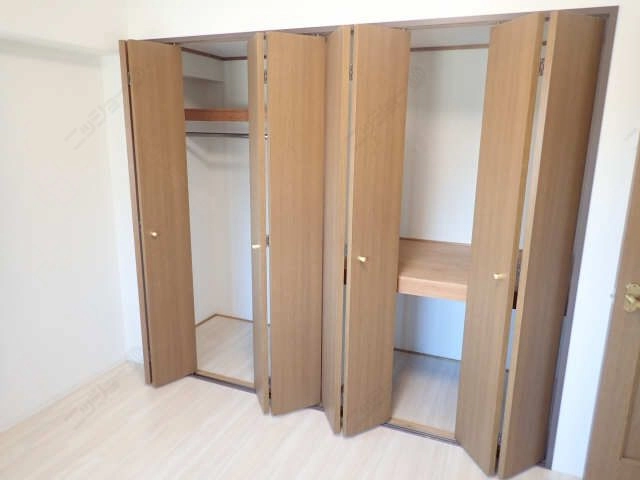 洋間北側　収納