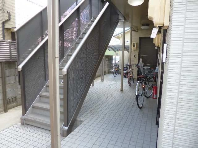 玄関前・階段