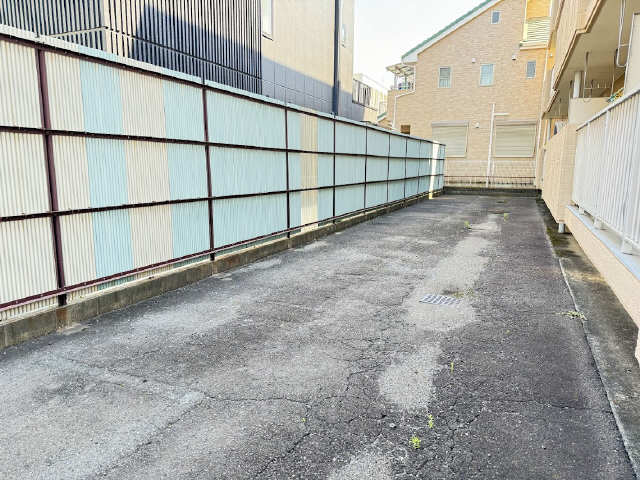 駐車場（建物東側）