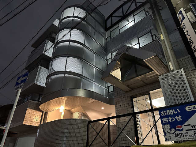 夜の外観