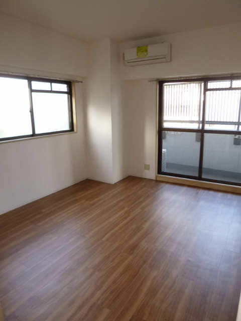 室内（アングル２）