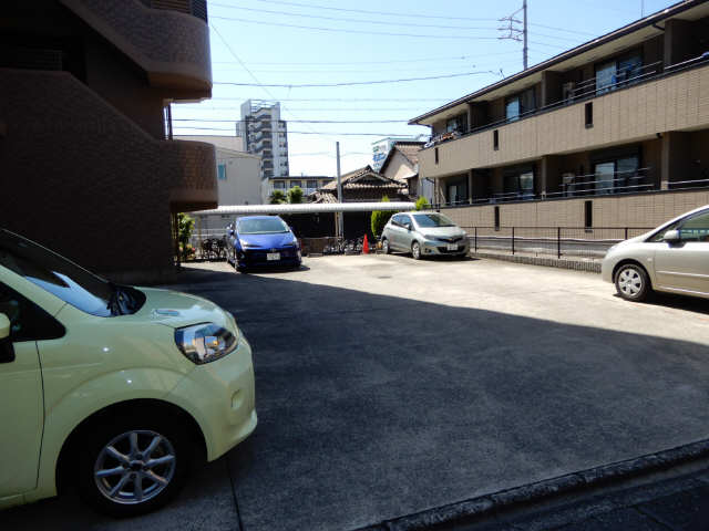 ピアリッツ日置参番館 1階 駐車場