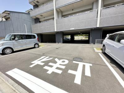 ファミリアーレ熱田日比野 3階 駐車場