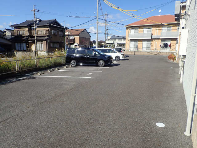 ヴィラ　オランジェ 1階 駐車場