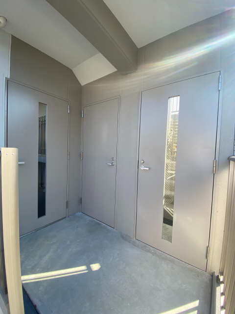 建物西側エントランス