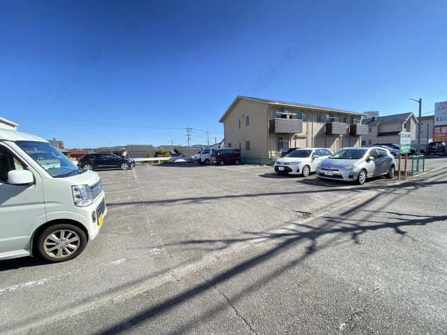 敷地外駐車場（西へ100M）