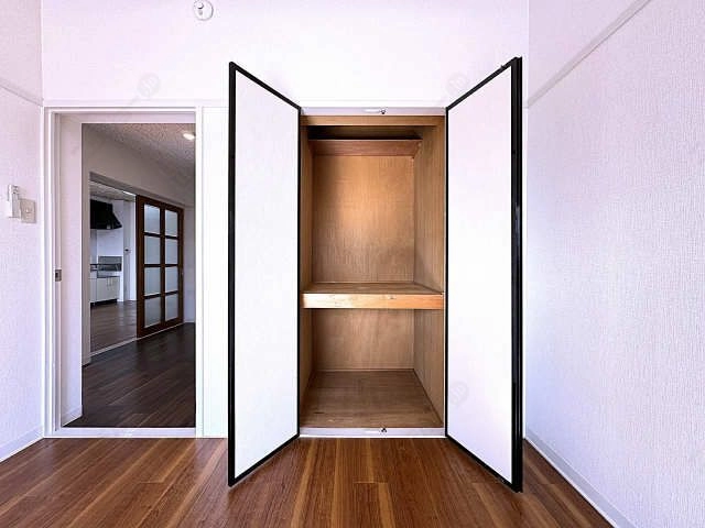 南東洋室・収納